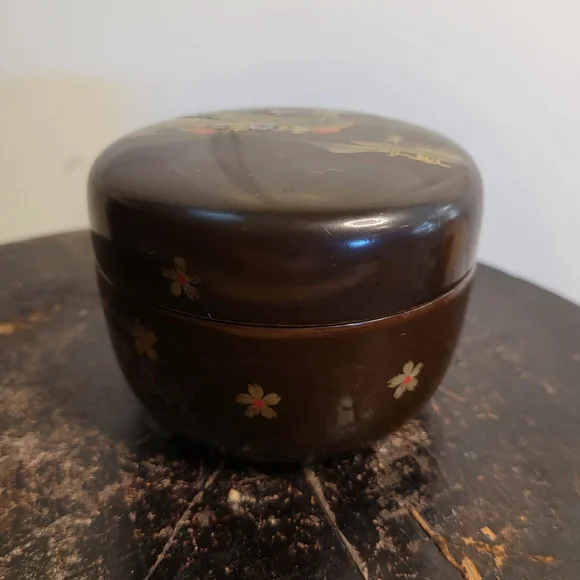 Vintage Round Japanese Lacquer Box with Lid & Decorative Abelone Inlay S… - Picture 4 of 9